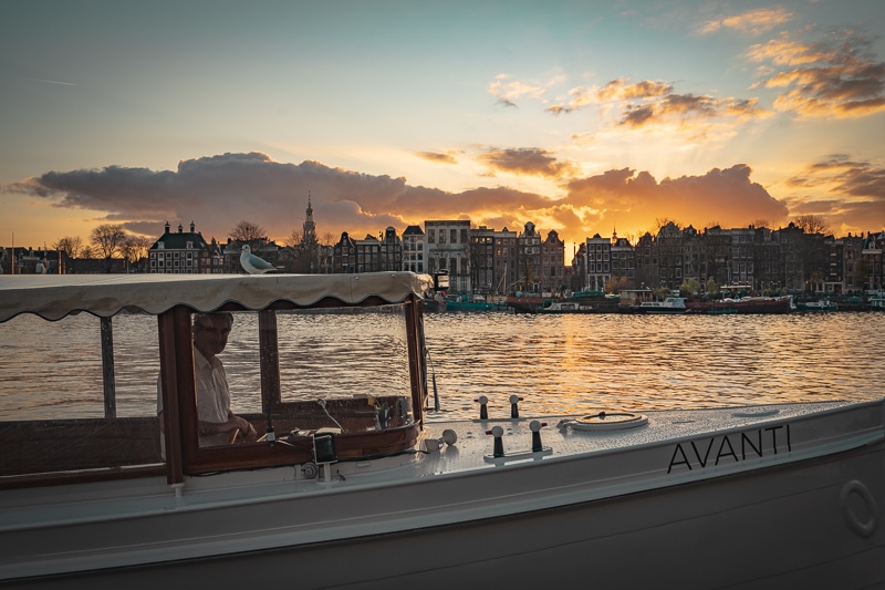 Salonboot Avanti met prachtige zonsondergang