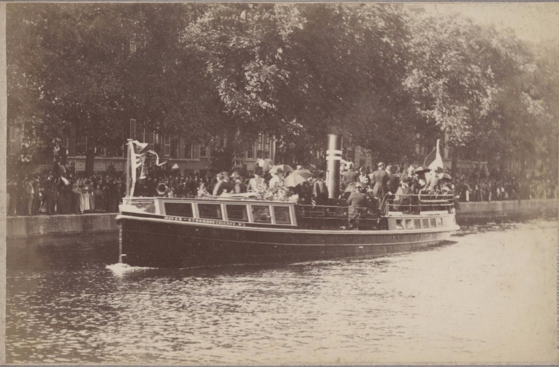 Geschiedenis Rondvaart Amsterdam. Keizer Wilhelm II vaart in een Salonboot door Amsterdam
