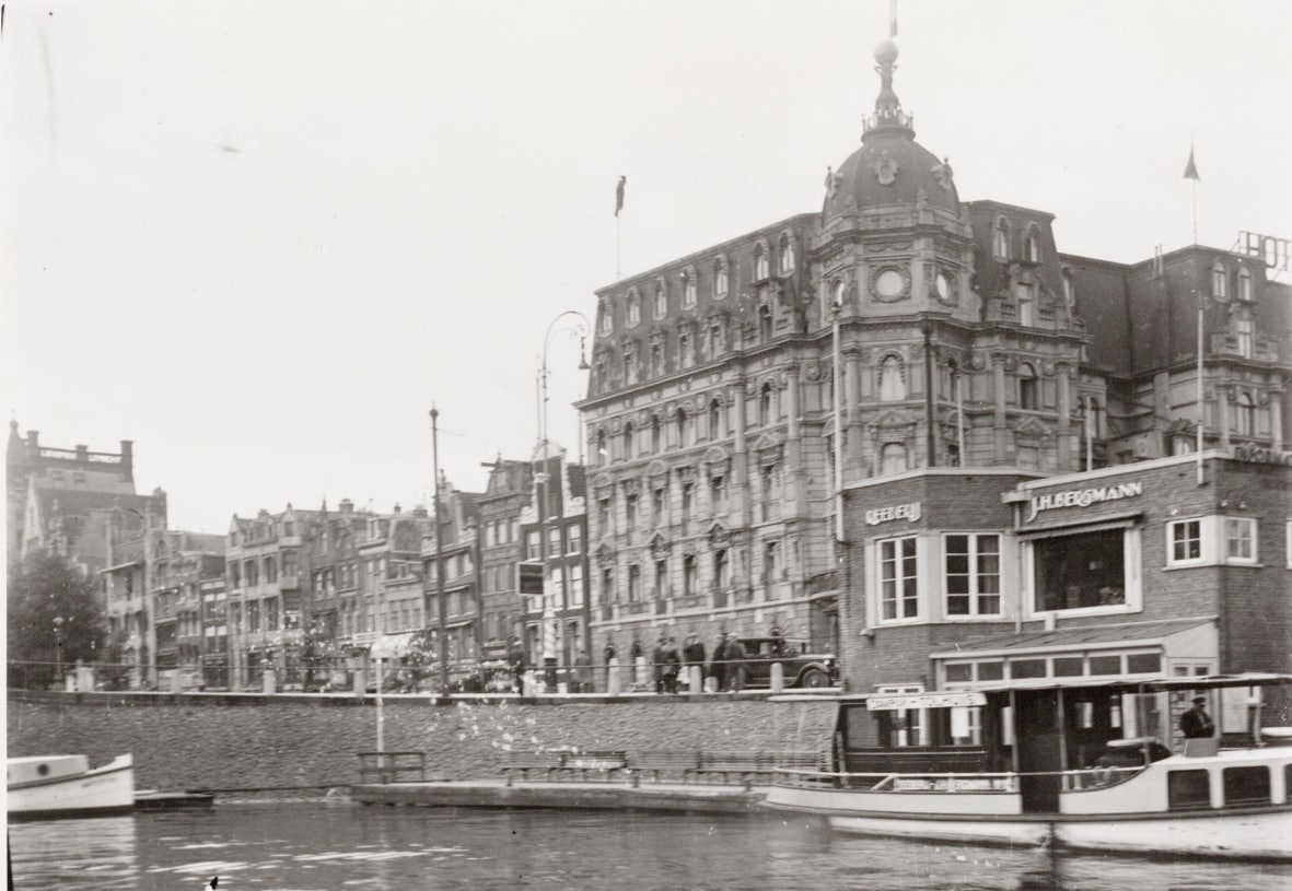 Geschiedenis rondvaart Amsterdam Rederij Bergman aan het open havenfront ingang damrak