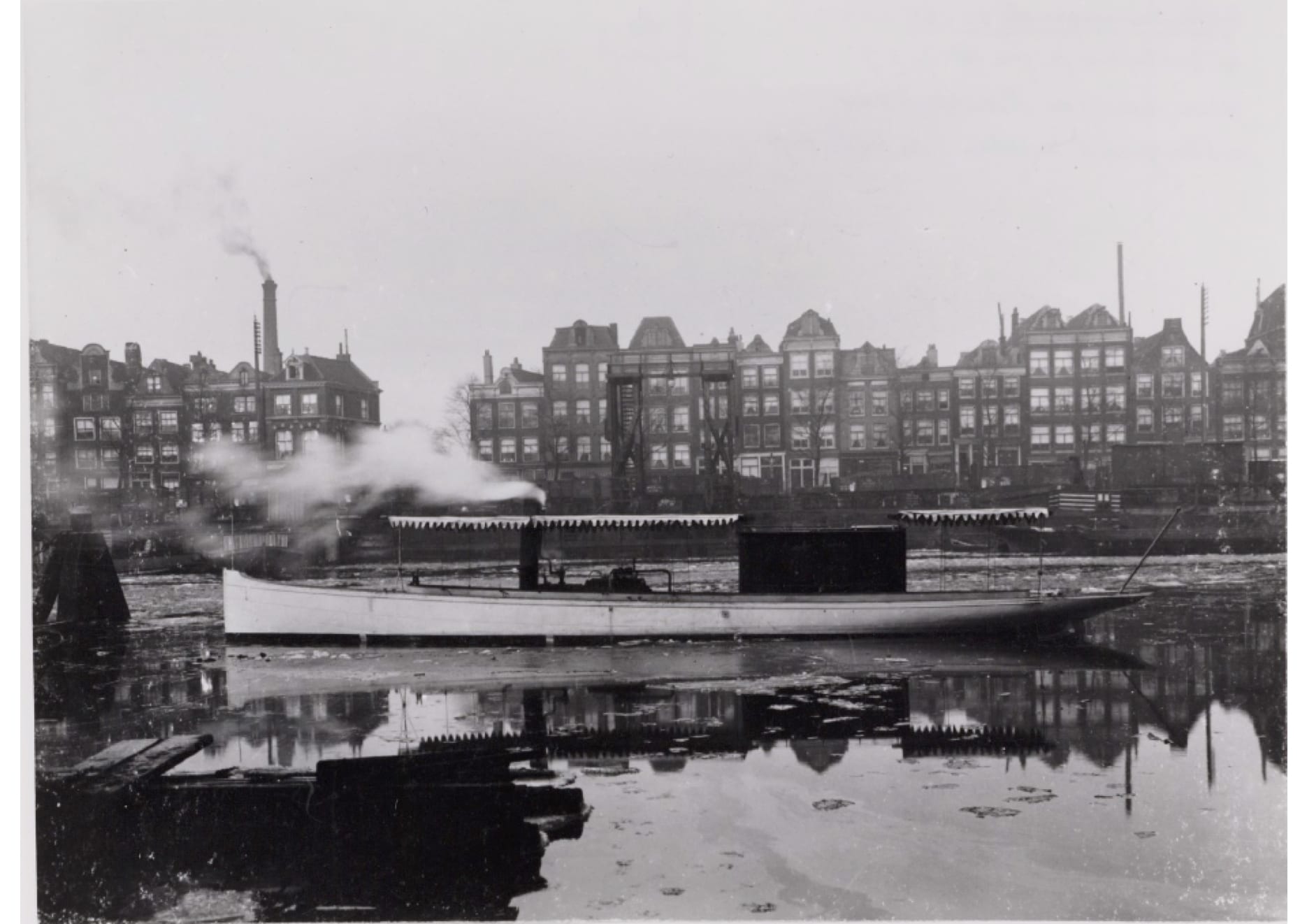 Geschiedenis rondvaart Amsterdam Salonboot met stoommotor bij de werf het Kromhout