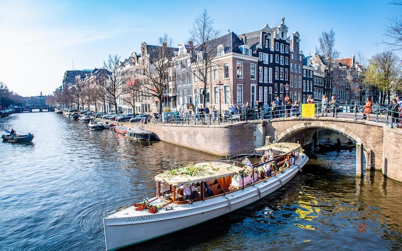 Uitvaart in Amsterdam op de Prinsengracht bij Amstelveld